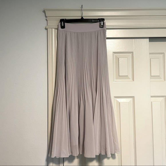 Aritzia Dresses & Skirts - Wilfred Twirl Midi Skirt